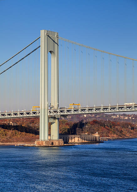 die verrazano-narrows-canyon - cable stayed bridge staten island brooklyn new york city stock-fotos und bilder