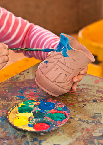 Coloring a pot of pottery.