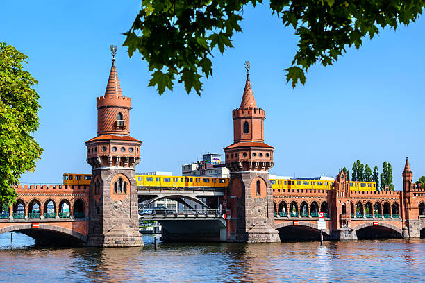 oberbaum bridge, em berlim, alemanha - trem elevado - fotografias e filmes do acervo