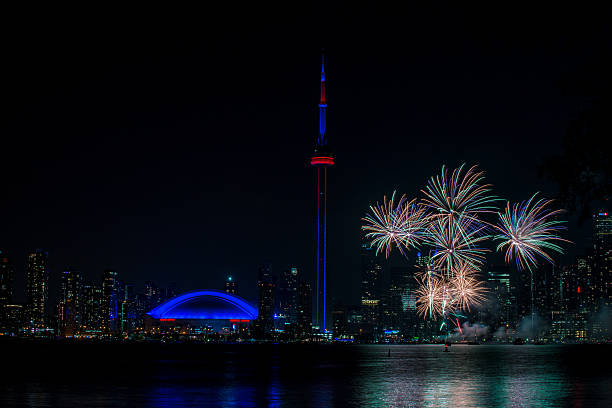 kolorowe pokaz sztucznych ogni z cn tower w nocy - happy new year zdjęcia i obrazy z banku zdjęć