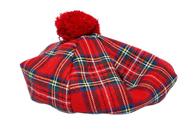 escoceses tradicionales rojo tartan bonnet. - scotish culture fotografías e imágenes de stock