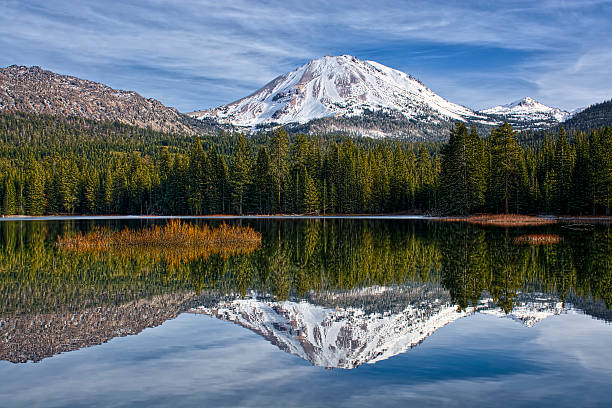 アシのマンザニタ湖、ラッセン国立公園 - manzanita lake ストックフォトと画像