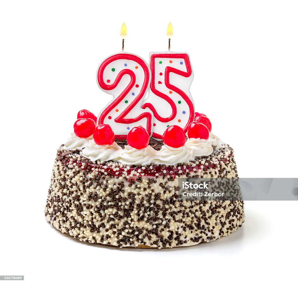 Pastel de cumpleaños con velas de ardor 25 - Foto de stock de 25-29 años libre de derechos