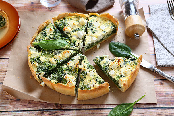 kuchen mit spinat und feta-käse - quiche stock-fotos und bilder