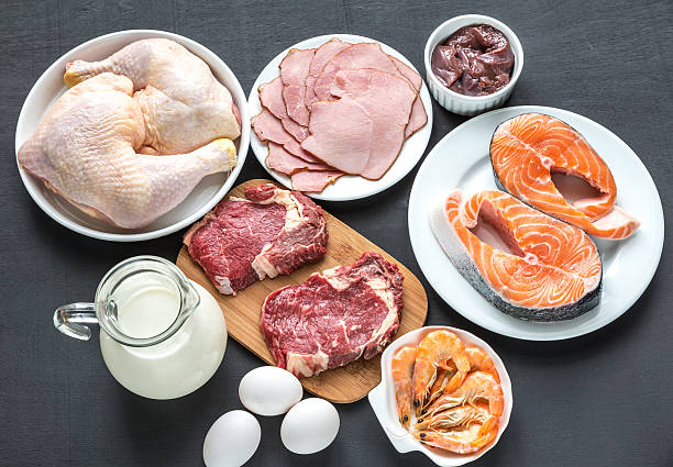 диета белка: необработанные продукты на деревянном фоне - prepared shellfish prepared crustacean food and drink food стоковые фото и изображения