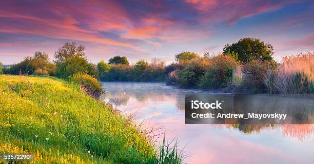 Bunte Sommer Sonnenaufgang Am Fluss Stockfoto und mehr Bilder von Bunt - Farbton - Bunt - Farbton, Landschaft, Horizontal