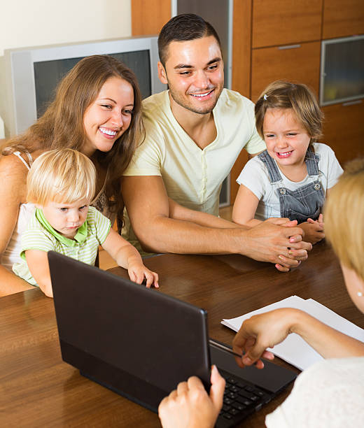 istock Family with insurance agent 535722907