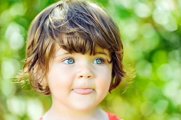 少女の舌を出す - preschooler caucasian one person part of ストックフォトと画像