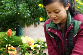 junge-asiatische-frau-im-park.jpg?b=1&s=170x170&k=20&c=AIm3nSUf2_3jSI30hq-W142TLsaPxIuQ_Y3v6SLJIi0=