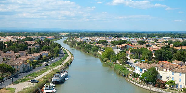 aigues-mortes e il canale rodano - gard foto e immagini stock