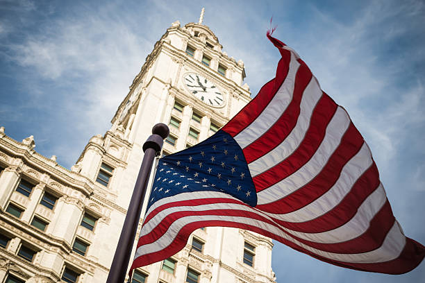 edificio wrigley - american flag architectural feature architecture chicago fotografías e imágenes de stock