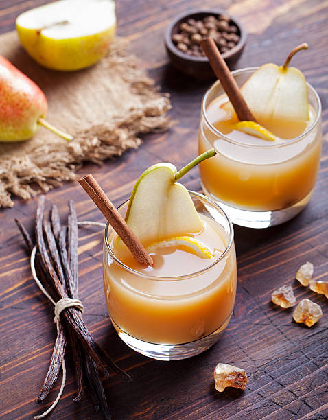 ナシマルドサイダー、バニラ、シナモンスティック - hot apple cider cider cinnamon heat ストックフォトと画像
