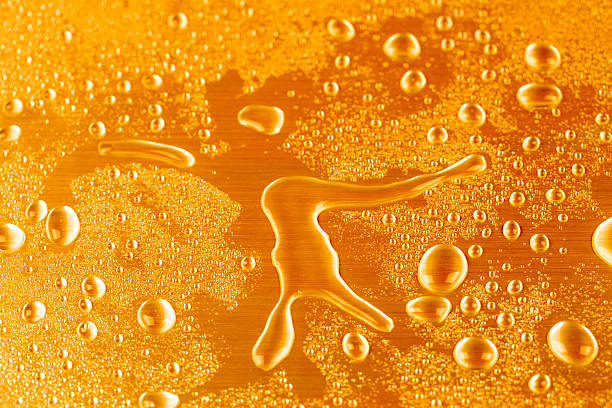 copa de la fresca de cerveza fría con burbujas y espuma de - french silver coin fotografías e imágenes de stock