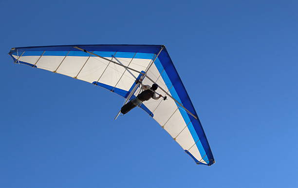 asa delta - skydiving parachuting extreme sports airplane - fotografias e filmes do acervo