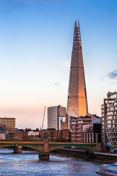 london city und der shard tower beleuchtet vom sonnenuntergang - apartment window sky sun stock-fotos und bilder