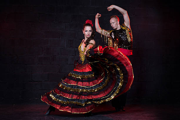 casal jovem dançando flamenco, foto de estúdio - women dancing contemporary red - fotografias e filmes do acervo