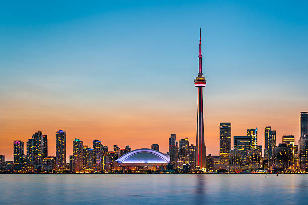 toronto skyline no crepúsculo - multi colored sunset north america usa imagens e fotografias de stock