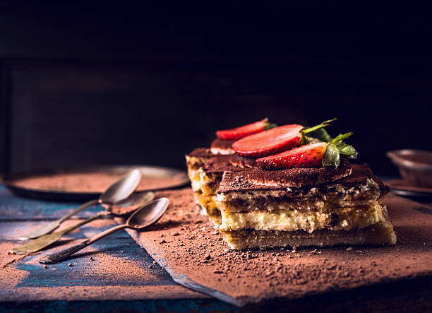 truskawki tiramisu ciasto z trzy łyżki na ciemne drewniane tła - tiramisu dessert italian culture spoon zdjęcia i obrazy z banku zdjęć