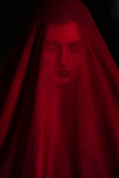 fille posant avec tissu rouge - red veil photos et images de collection
