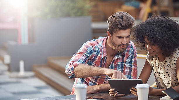 wiedziałam, których chcą zobaczyć to od razu - couple outdoors coffee friendship zdjęcia i obrazy z banku zdjęć