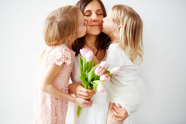 miglior regalo mai - mothers day mother kissing child foto e immagini stock