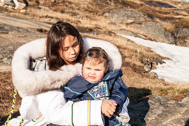 эскимос мать и дочь на остров баффин, квебек, канада. - inuit culture стоковые фото и изображения