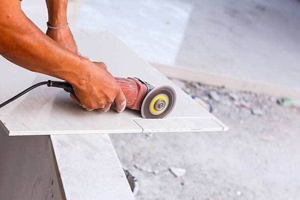 trabalho de chão de azulejos para nova house building - concret - fotografias e filmes do acervo