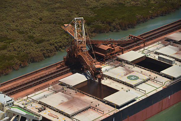 barco de carga se carguen con triturados mineral. - reclaimer fotografías e imágenes de stock