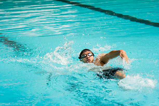 Cтоковое фото Молодой человек плавание в Плавание на спине в бассейн.