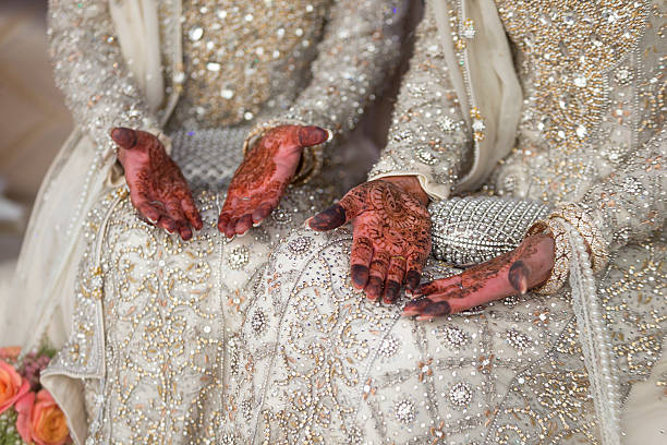 indian las novias - change purse purse clutch bag red fotografías e imágenes de stock