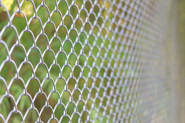 esgrima ciclone cerca de ligação de cadeia - cyclone fence imagens e fotografias de stock