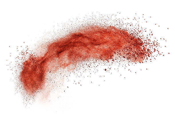 explosão de vermelha em pó isolado no branco - chilli powder - fotografias e filmes do acervo