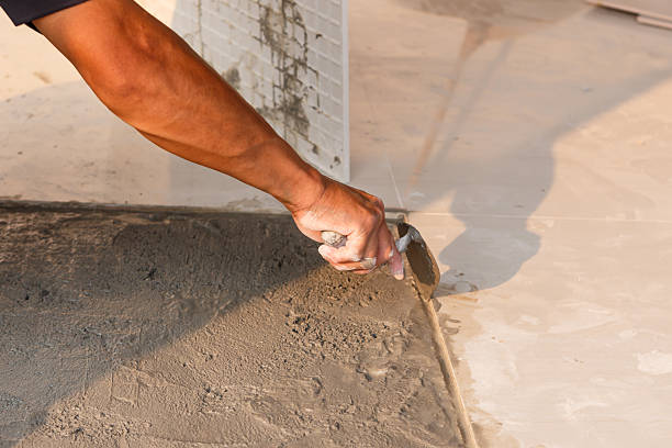 istock Labor installing tile floor for new house building 535873065