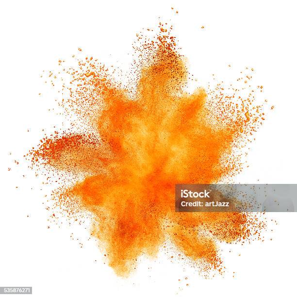 Explosión Del Polvo De Naranja Aislado En Blanco Foto de stock y más banco de imágenes de Explotar - Explotar, Molido, Naranja - Color