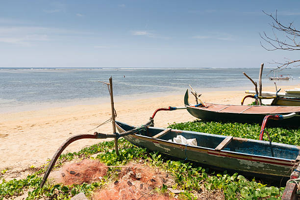 old barcos de pesca - indonesia bali fishing boat indian ocean - fotografias e filmes do acervo