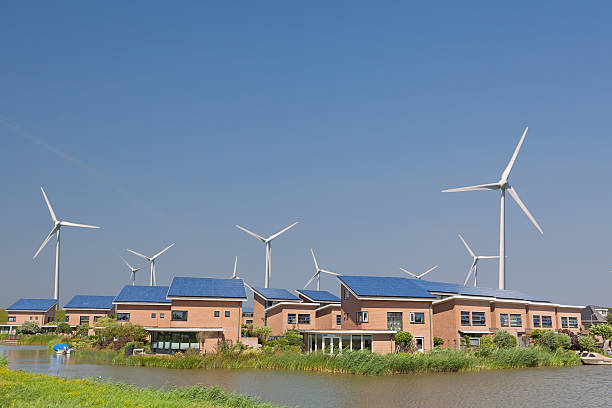 neue familie häuser mit solarzellen und windturbines - fuel and power generation power wind power supply stock-fotos und bilder