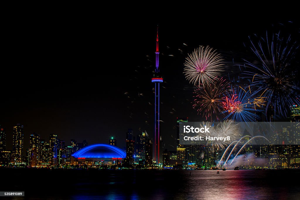 Bunte Feuerwerk mit dem CN Tower bei Nacht - Lizenzfrei Victoria Day - Kanada Stock-Foto