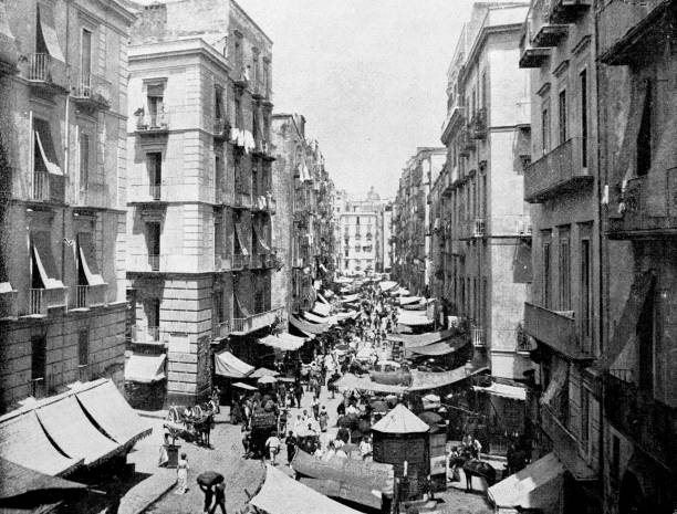 istock Antique photography-derived dot print illustration: people in Naples (Italy) 535893435