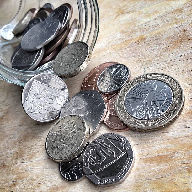 세이빙즈 용기 및 영국 동전 - twenty pence coin 뉴스 사진 이미지