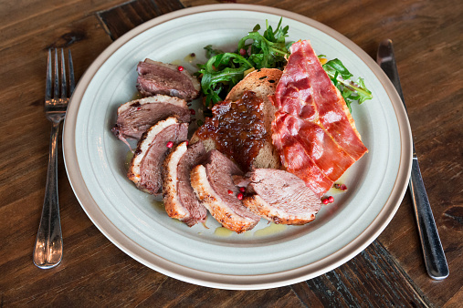 Duck breast fillet with red pepper, prosciutto and rocket salad