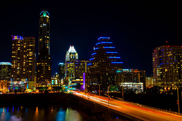 austin texas skyline de longa exposição de luzes de noite tiro vista da cidade - town home imagens e fotografias de stock