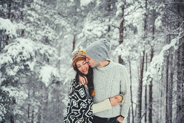 jovem casal beijando - fun knit hat adult dating - fotografias e filmes do acervo