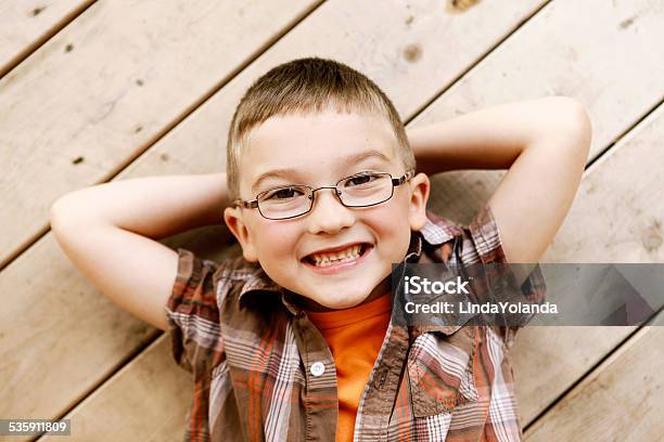 Junge Lächelt In Die Kamera Stockfoto und mehr Bilder von 2015 - 2015, 6-7 Jahre, Ansicht von oben