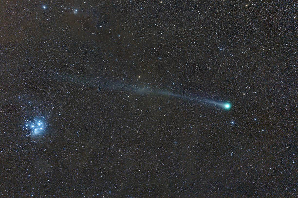 conjunction of 彗星 c /2014 年第 2 四半期、星のクラスタ m45 - 球状星団 ストックフォトと画像