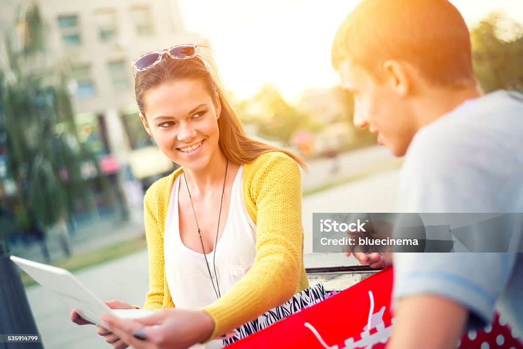 Feliz pareja joven con la computadora portátil - Foto de stock de 20 a 29 años libre de derechos