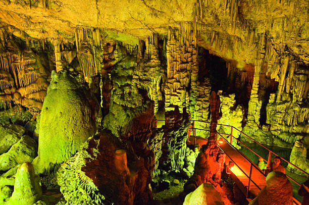 interior de la cueva psychro en creta island.greece. - zeus fotografías e imágenes de stock