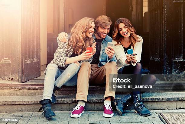 Sms Stockfoto und mehr Bilder von Freundschaft - Freundschaft, Menschen, Smartphone