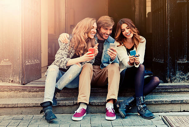 inviare sms - teenager city life laughing group of people foto e immagini stock