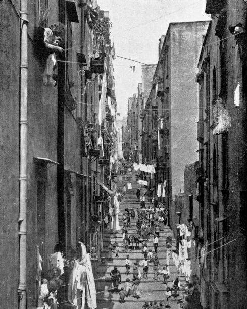 istock Antique photography-derived dot print illustration: people in Naples (Italy) 535916711