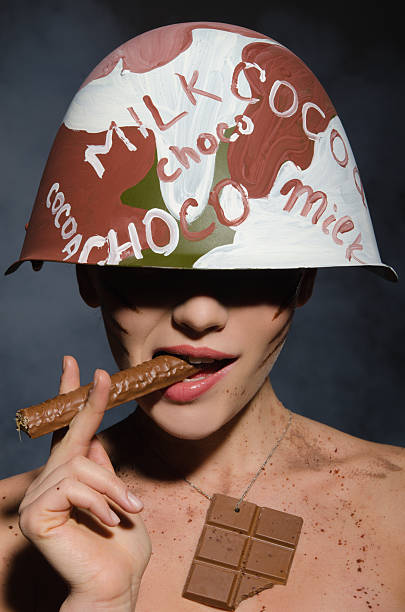 bella mujer con el chocolate puro en mano y casco - affectionate desire beauty brown fotografías e imágenes de stock